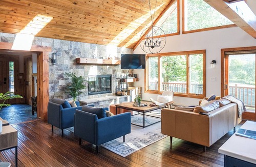 Windham Ski Chalet | Gorgeous Modern Lodge - Mt View, Hot Tub, Firepit, Game Rm - 5 Min to Skiing
