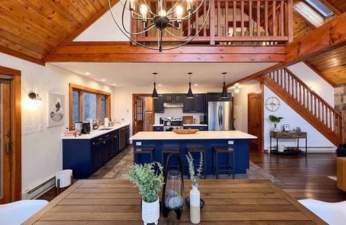 Windham Ski Chalet | Gorgeous Modern Lodge - Mt View, Hot Tub, Firepit, Game Rm - 5 Min to Skiing