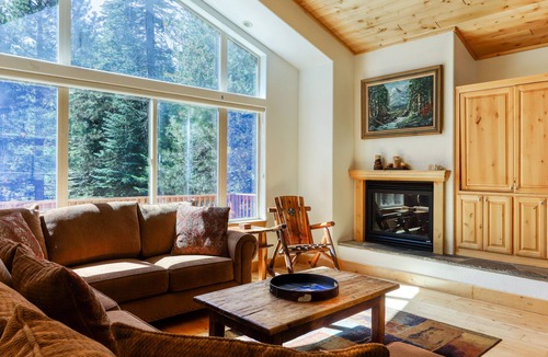 North Upper Truckee House | Gorgeous mountain-view house with enclosed yard & W/D - snowbirds welcome