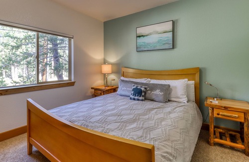 North Upper Truckee House | Gorgeous mountain-view house with enclosed yard & W/D - snowbirds welcome