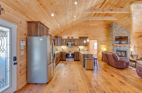 Tarheel Cabin | Gorgeous Murphy Cabin w/Large Deck: 2 Mi to Dtwn!