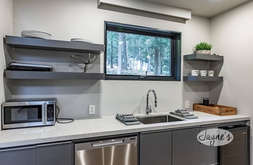 Minett Cottage | Gorgeous Muskoka masterpiece! Dockside cabana with bar!
