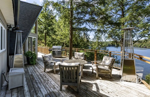 Seguin Cottage | Gorgeous New Build on Rosseau with Pictuesque Views! Sunset Deck! Sleeps 12!