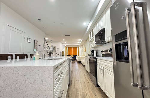 Washington House | Gorgeous NEW Entire House 4-Bedrooms with Parking
