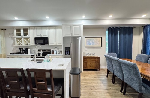Washington House | Gorgeous NEW Entire House 4-Bedrooms with Parking