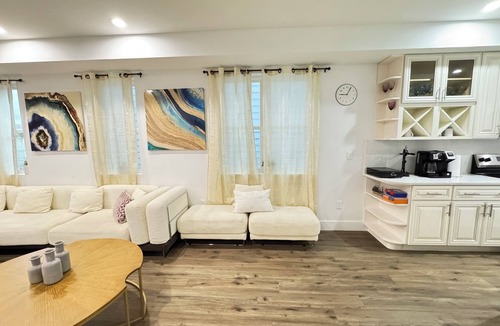 Washington House | Gorgeous NEW Entire House 4-Bedrooms with Parking