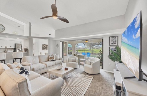 Pebble Beach House | Gorgeous Newly Remodeled 3bd/2ba Golf Course, Heated Pool, Gulf Beaches, Pets Ok
