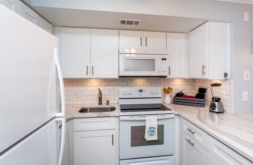 Jacksonville Beach Condo | GORGEOUS Oceanfront 100% renovated 2/2 w/garage, elevator, pool, has EVERYTHING