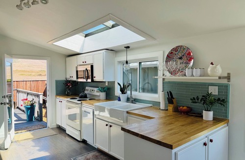 Bodega Bay House | Gorgeous Ocean and Sunset Views from Cliff Side Cottage