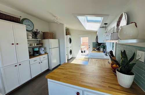 Bodega Bay House | Gorgeous Ocean and Sunset Views from Cliff Side Cottage