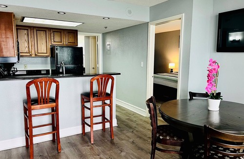 Golden Mile Condo | Gorgeous Oceanfront Suite! 1Br Condo/Dog friendly