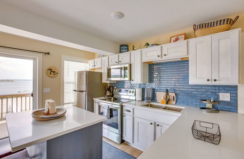 Onekama Condo | Gorgeous Onekama Condo w/Pool & Lake Access!