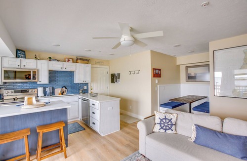 Onekama Condo | Gorgeous Onekama Condo w/Pool & Lake Access!