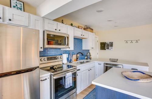 Onekama Condo | Gorgeous Onekama Condo w/Pool & Lake Access!