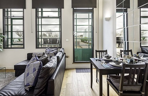 London Borough of Ealing Apartment | Gorgeous Perivale Apartment