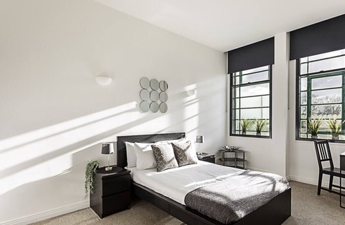 London Borough of Ealing Apartment | Gorgeous Perivale Apartment