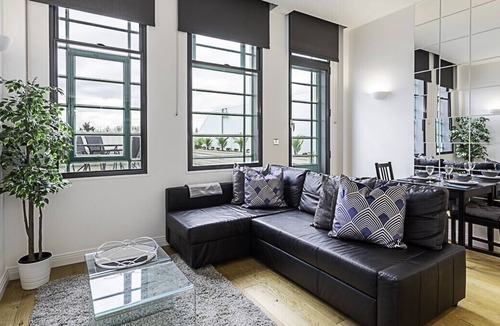 London Borough of Ealing Apartment | Gorgeous Perivale Apartment