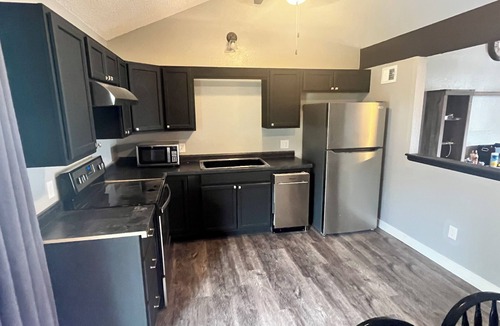 Independence House | Gorgeous, Pet Friendly and Completely Remodeled 2 Bedroom condo in Independence