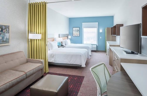 Airport North Hotel | GORGEOUS PET FRIENDLY SUITE! FREE BREAKFAST & POOL