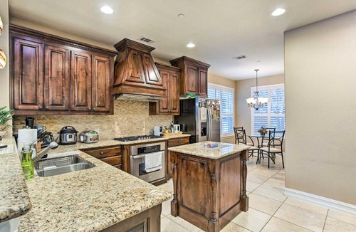 Plano House | Gorgeous Plano Townhome w/Patio & Grill!