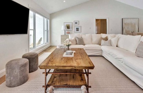Pakenham House | Gorgeous private retreat with hot tub