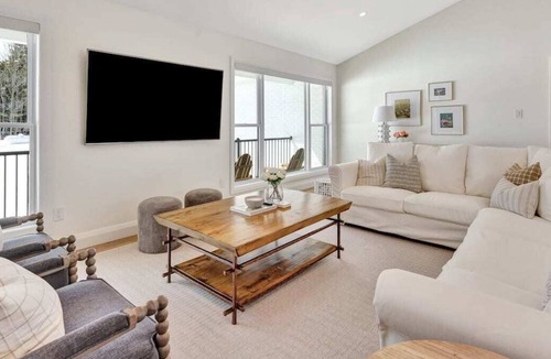 Pakenham House | Gorgeous private retreat with hot tub