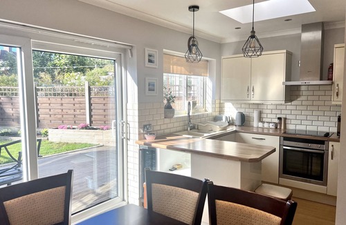 Whitefoot Apartment | Gorgeous Private Apartment with Jacuzzi bath