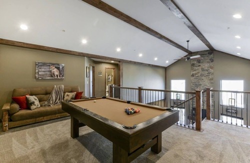 Hollister Cabin | Gorgeous Private Lodge Pvt Hot Tub Pool Table No Pet fee! Pools open!
