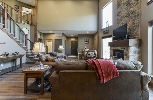 Hollister Cabin | Gorgeous Private Lodge Pvt Hot Tub Pool Table No Pet fee! Pools open!
