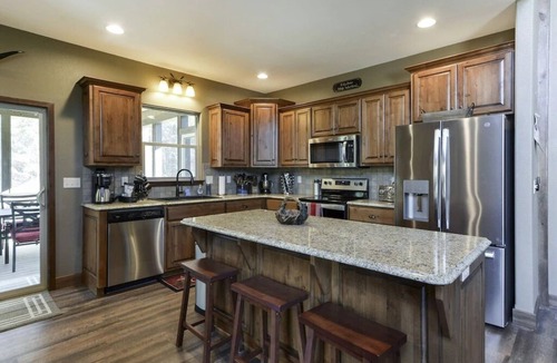 Hollister Cabin | Gorgeous Private Lodge Pvt Hot Tub Pool Table No Pet fee! Pools open!