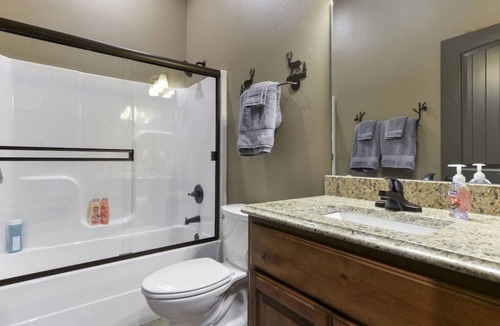 Hollister Cabin | Gorgeous Private Lodge Pvt Hot Tub Pool Table No Pet fee! Pools open!