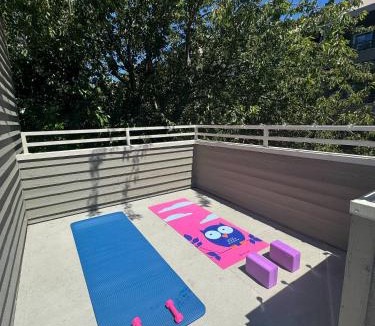 West Queen Anne House | Gorgeous Queen Anne Townhouse - Rooftop Deck!