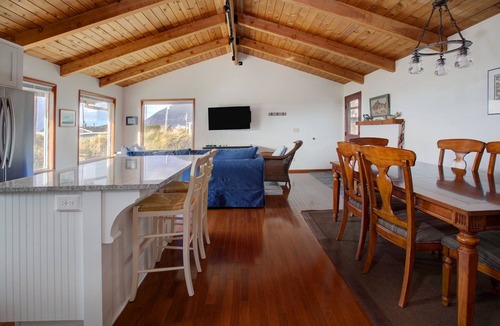 Manzanita House | Gorgeous Remodeled Home, Steps From The Beach