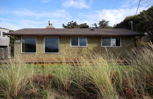 Manzanita House | Gorgeous Remodeled Home, Steps From The Beach