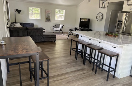 Broaddus House | Gorgeous remodeled Lakehouse - walk across street to lake!