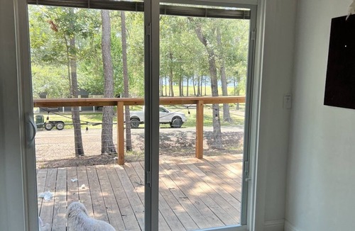 Broaddus House | Gorgeous remodeled Lakehouse - walk across street to lake!