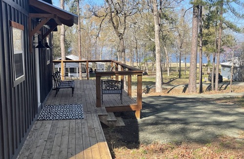 Broaddus House | Gorgeous remodeled Lakehouse - walk across street to lake!