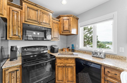 Kimberling City Condo | Gorgeous Renovated Table Rock Lakefront Retreat