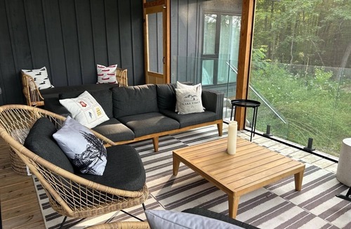 Gravenhurst House | Gorgeous Renovated Lake Cottage! 300ft lake frontage