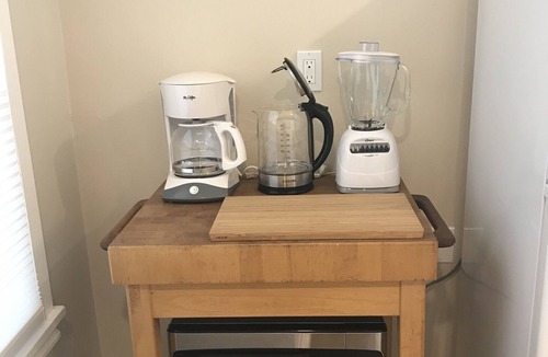 Victory Heights Apartment | Gorgeous Retreat eco-friendly NE Seattle!