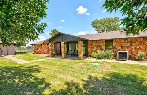 Lawton House | Gorgeous Retreat on 10 Private Acres | Sleeps 7!