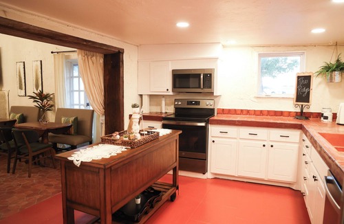 Mineral Wells House | Gorgeous Ridge View Retreat.Historic Casa.Sleeps 11 .Walk to River. ADA Acc.