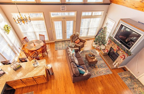 Morris Chapel Cabin | Gorgeous River Cabin King Beds Hot Tub Kayaks Fire Pit.