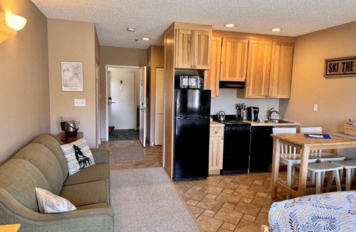 Lincoln Condo | Gorgeous River & Mtn Views , 4.95 Star Studio, Pool & Hot Tub