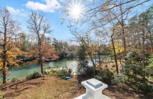 Weems House | Gorgeous Riverfront Getaway with Private Dock!