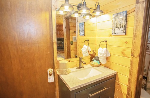Estes Park Hotel | Gorgeous Riverfront Suite with Views R3