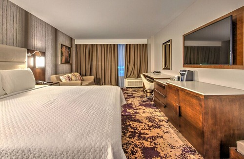 US 290 House | Gorgeous Room w/ Modern Design & Private Balcony