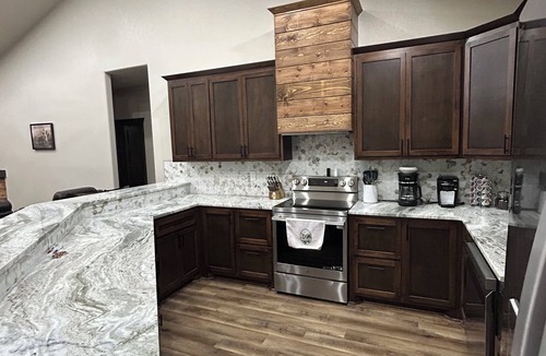 Redlick House | Gorgeous rustic modern home tucked away in Texarkana - 4 bedrooms available