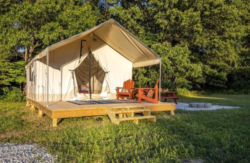 Cassville House | Gorgeous Secluded Tented Cabin Fire Pit Provided in Cassville, Missouri
