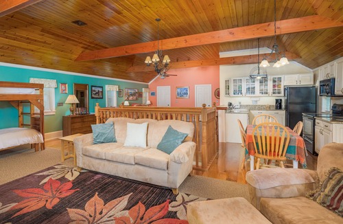 Reinholds Apartment | Gorgeous Studio Apartment on a farm! Animals, flower/vegetable gardens.